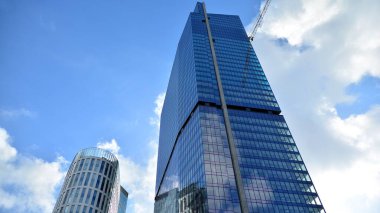 Varşova, Polonya. 19 Ekim 2020. Daszynski kavşağında. Varşova şehir merkezindeki finans bölgesinde yeni gökdelenler. Yeni binalar inşa ediliyor.