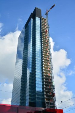 Varşova, Polonya. 19 Ekim 2020. Daszynski kavşağında. Varşova şehir merkezindeki finans bölgesinde yeni gökdelenler. Yeni binalar inşa ediliyor.