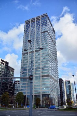 Varşova, Polonya. 19 Ekim 2020. Daszynski kavşağında. Varşova şehir merkezindeki finans bölgesinde yeni gökdelenler. Yeni binalar inşa ediliyor.