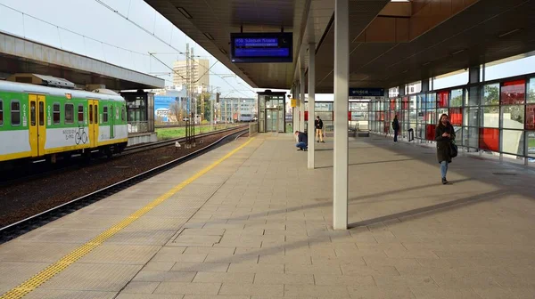 Varsavia Polonia Ottobre 2020 Persone Che Indossano Maschere Aspettano Treno — Foto Stock