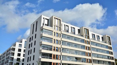 Modern ve yeni apartman. Çok katlı modern, yeni ve şık apartmanlar..