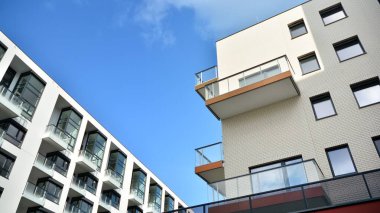 Modern ve yeni apartman. Çok katlı modern, yeni ve şık apartmanlar..