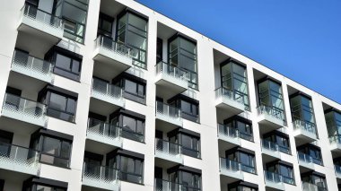 Modern ve yeni apartman. Çok katlı modern, yeni ve şık apartmanlar..