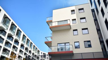 Modern ve yeni apartman. Çok katlı modern, yeni ve şık apartmanlar..