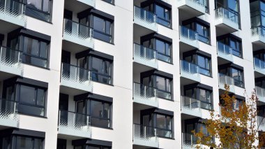 Modern ve yeni apartman. Çok katlı modern, yeni ve şık apartmanlar..