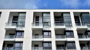 Modern ve yeni apartman. Çok katlı modern, yeni ve şık apartmanlar..