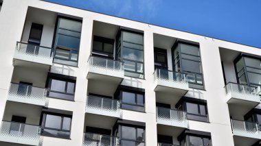 Modern ve yeni apartman. Çok katlı modern, yeni ve şık apartmanlar..