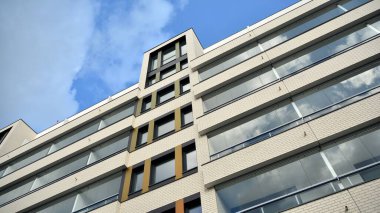 Modern ve yeni apartman. Çok katlı modern, yeni ve şık apartmanlar..