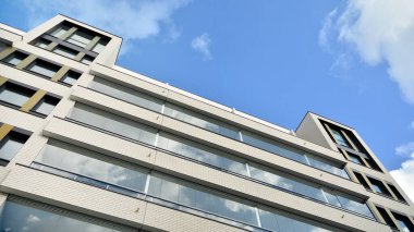 Modern ve yeni apartman. Çok katlı modern, yeni ve şık apartmanlar..
