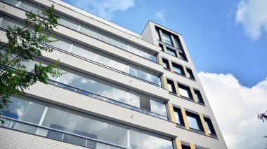 Modern ve yeni apartman. Çok katlı modern, yeni ve şık apartmanlar..