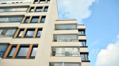 Modern ve yeni apartman. Çok katlı modern, yeni ve şık apartmanlar..