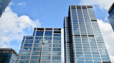 İş bölgesindeki modern ofis binalarının alt manzarası.