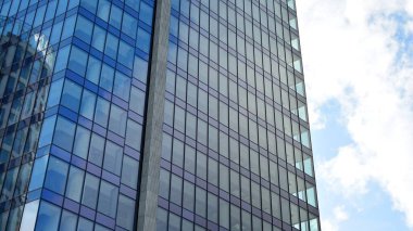 İş bölgesindeki modern ofis binalarının alt manzarası.