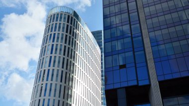 İş bölgesindeki modern ofis binalarının alt manzarası.