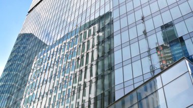 İş bölgesindeki modern ofis binalarının alt manzarası.