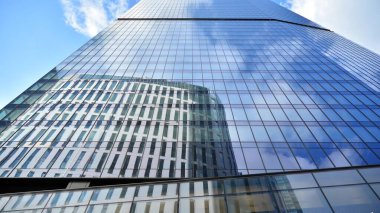 İş bölgesindeki modern ofis binalarının alt manzarası.