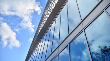 İş bölgesindeki modern ofis binalarının alt manzarası.