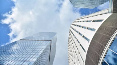 İş bölgesindeki modern ofis binalarının alt manzarası.
