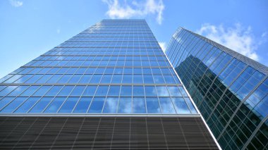 İş bölgesindeki modern ofis binalarının alt manzarası.