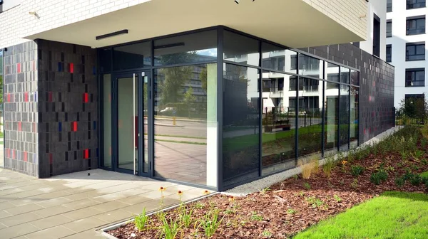 Yeni ticari binaların panoramik pencereleri. Kira için geliştirme standardında ticari mülkiyet.