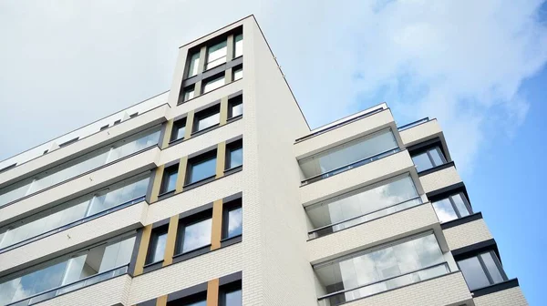 Modern ve yeni apartman. Çok katlı modern, yeni ve şık apartmanlar..