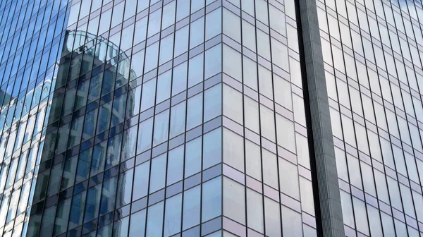 Parede Cortina Azul Feita Vidro Tonificado Construções Aço Sob Céu — Fotografia de Stock