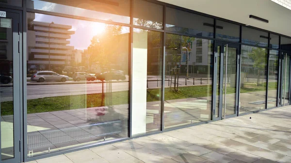 Yeni ticari binaların panoramik pencereleri. Kira için geliştirme standardında ticari mülkiyet.