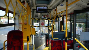 Varşova, Polonya. 25 Ekim 2020. Sosyal uzaklık işaretleri olan yerel bir otobüsün içi.  