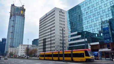 Varşova, Polonya. 27 Ekim 2020. Varşova sokaklarında. Şehir merkezi.