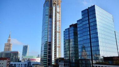 Varşova, Polonya. 1 Kasım 2020. Varso Place ofis binası. Cam aynalı ofis binasının ön dokusu. İş bölgesindeki modern gökdelenlerin alt manzarası.