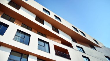 Modern ve yeni apartman. Çok katlı modern, yeni ve şık apartman daireleri. Parlak güneşli bir günde masmavi gökyüzünde güneş ışığıyla yüzler.