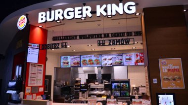 Varşova, Polonya. 3 Kasım 2020. Galeria Mlociny alışveriş merkezindeki boş yemek salonunun geniş açılı görüntüsü. Müşterilerin evde yemek yemesine izin verilmez, sadece paket servis yapılır. Covid-19 Coronavirüs salgını.