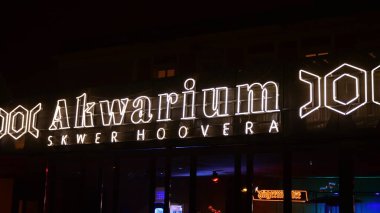 Varşova, Polonya. 8 Kasım 2020. Akwarium 'u imzala Skwer Hoovera. Şirket tabelası Akwarium, Skwer Hoovera.