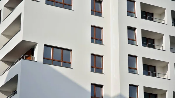 Modern Többszintes Lakóház Külseje Homlokzat Ablakok Erkélyek — Stock Fotó