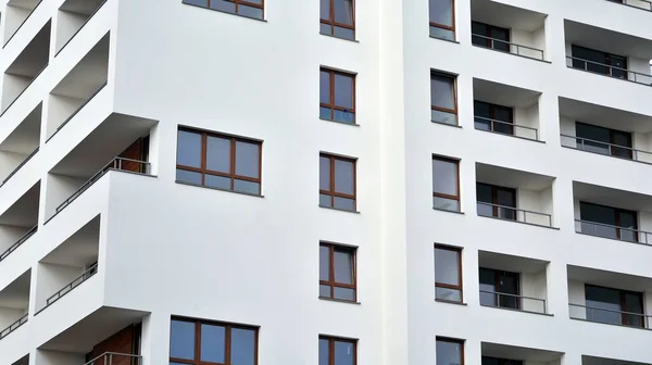 Das Äußere Eines Modernen Mehrstöckigen Wohnhauses Fassade Fenster Und Balkone — Stockfoto