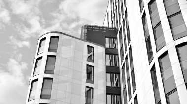 Yüksek kontrastlı siyah ve beyaz tonlu soyut modern mimari. Cam pencerede geometrinin mimarisi - monokrom. Siyah ve beyaz.