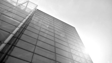 Yüksek kontrastlı siyah ve beyaz tonlu soyut modern mimari. Cam pencerede geometrinin mimarisi - monokrom. Siyah ve beyaz.