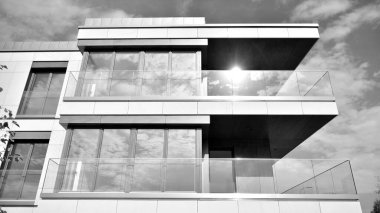 Modern apartman dairesinin dış kısmının ayrıntıları. Yeni lüks ev ve ev kompleksinin bir parçası. Siyah ve beyaz.