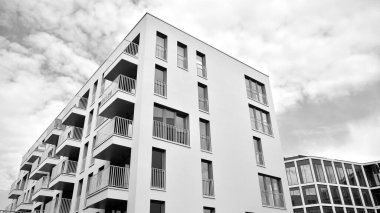 Modern apartman dairesinin dış kısmının ayrıntıları. Yeni lüks ev ve ev kompleksinin bir parçası. Siyah ve beyaz.