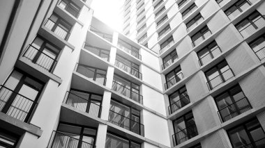 Modern apartman dairesinin dış kısmının ayrıntıları. Yeni lüks ev ve ev kompleksinin bir parçası. Siyah ve beyaz.