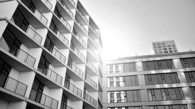 Modern apartman dairesinin dış kısmının ayrıntıları. Yeni lüks ev ve ev kompleksinin bir parçası. Siyah ve beyaz.