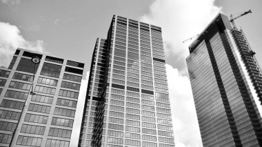 Yüksek kontrastlı siyah ve beyaz tonlu soyut modern mimari. Cam pencerede geometrinin mimarisi - monokrom. Siyah ve beyaz.