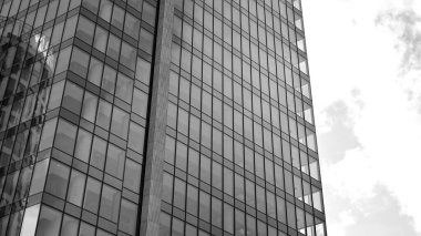 Yüksek kontrastlı siyah ve beyaz tonlu soyut modern mimari. Cam pencerede geometrinin mimarisi - monokrom. Siyah ve beyaz.