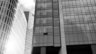 Yüksek kontrastlı siyah ve beyaz tonlu soyut modern mimari. Cam pencerede geometrinin mimarisi - monokrom. Siyah ve beyaz.