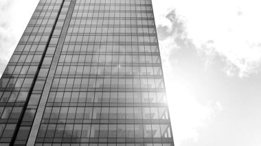 Yüksek kontrastlı siyah ve beyaz tonlu soyut modern mimari. Cam pencerede geometrinin mimarisi - monokrom. Siyah ve beyaz.