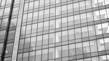 Yüksek kontrastlı siyah ve beyaz tonlu soyut modern mimari. Cam pencerede geometrinin mimarisi - monokrom. Siyah ve beyaz.
