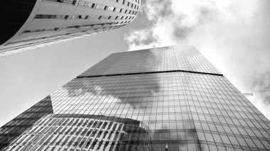 Yüksek kontrastlı siyah ve beyaz tonlu soyut modern mimari. Cam pencerede geometrinin mimarisi - monokrom. Siyah ve beyaz.