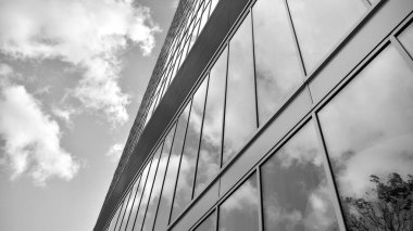 Yüksek kontrastlı siyah ve beyaz tonlu soyut modern mimari. Cam pencerede geometrinin mimarisi - monokrom. Siyah ve beyaz.