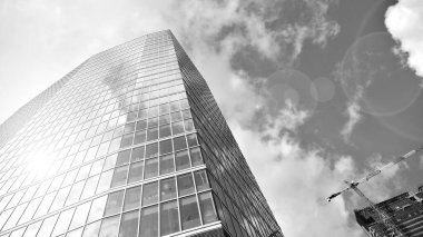 Yüksek kontrastlı siyah ve beyaz tonlu soyut modern mimari. Cam pencerede geometrinin mimarisi - monokrom. Siyah ve beyaz.