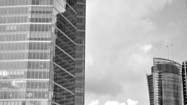 Yüksek kontrastlı siyah ve beyaz tonlu soyut modern mimari. Cam pencerede geometrinin mimarisi - monokrom. Siyah ve beyaz.